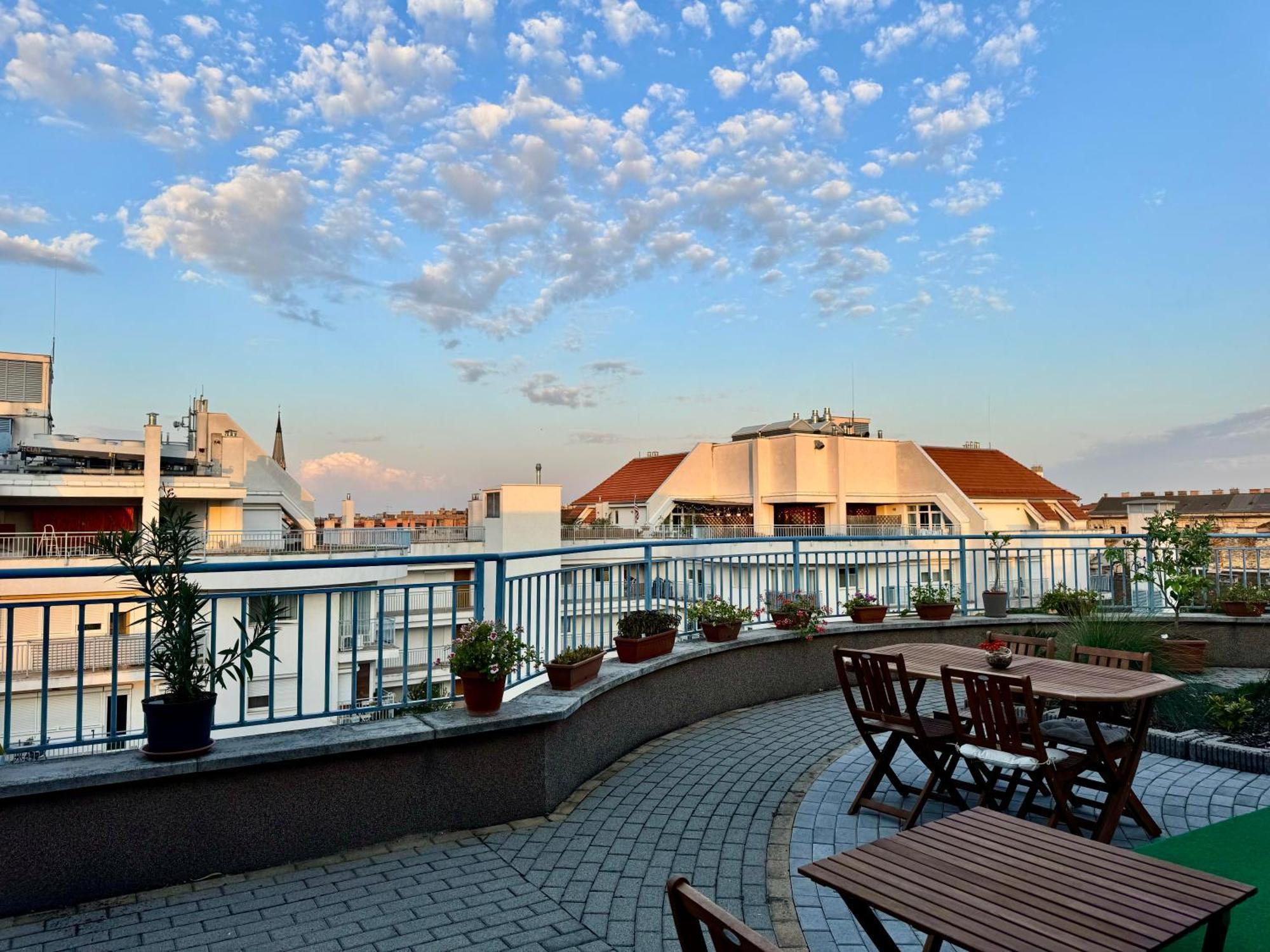 Rooftop City Residence With Deep Garage Budapest Eksteriør bilde