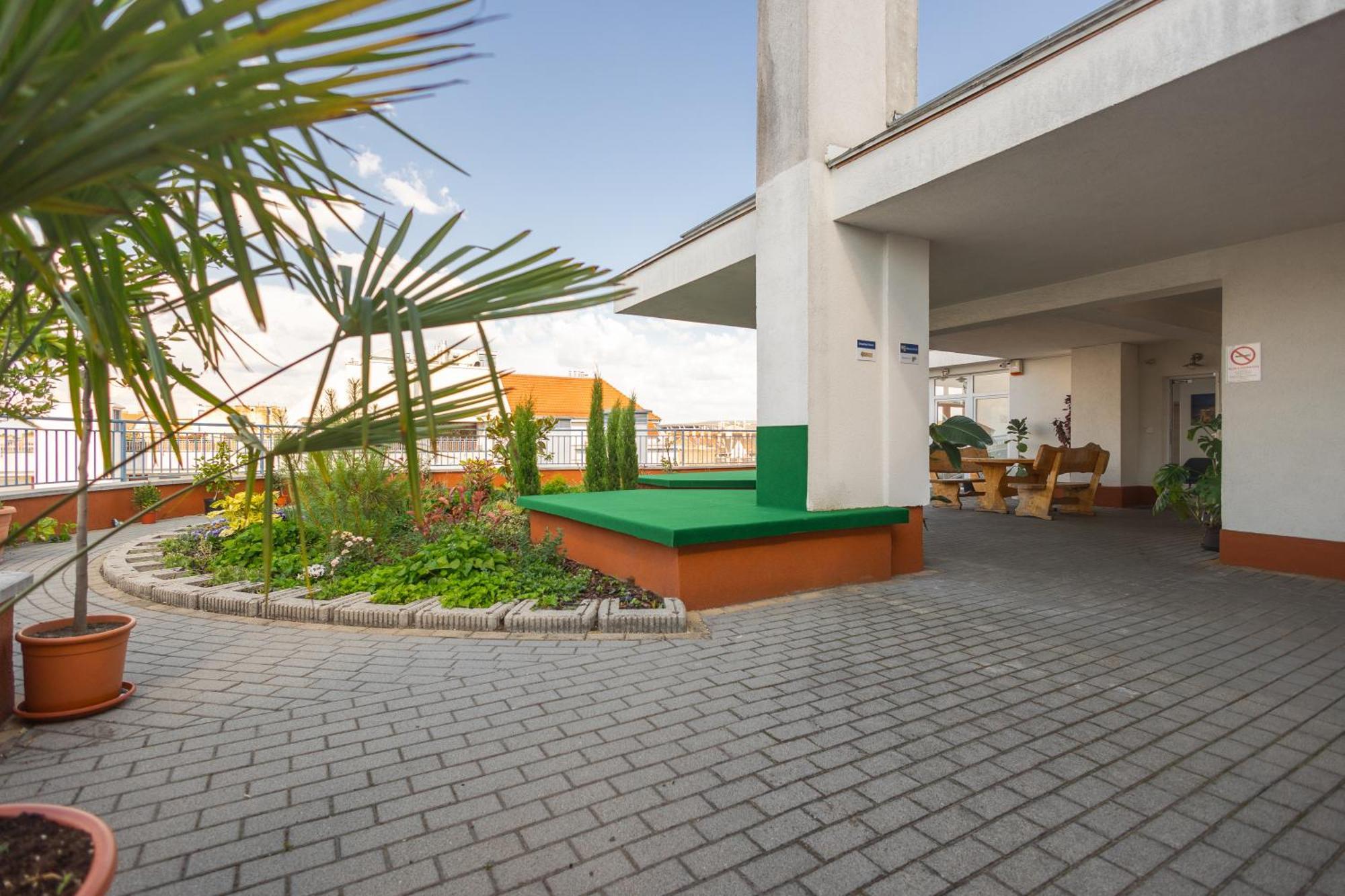 Rooftop City Residence With Deep Garage Budapest Eksteriør bilde